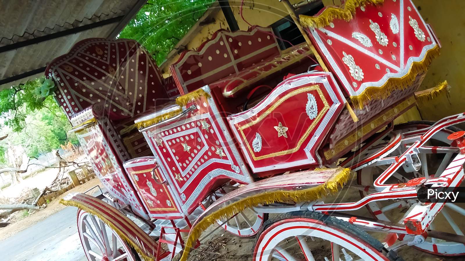 Horse cart travel vehicle decorated