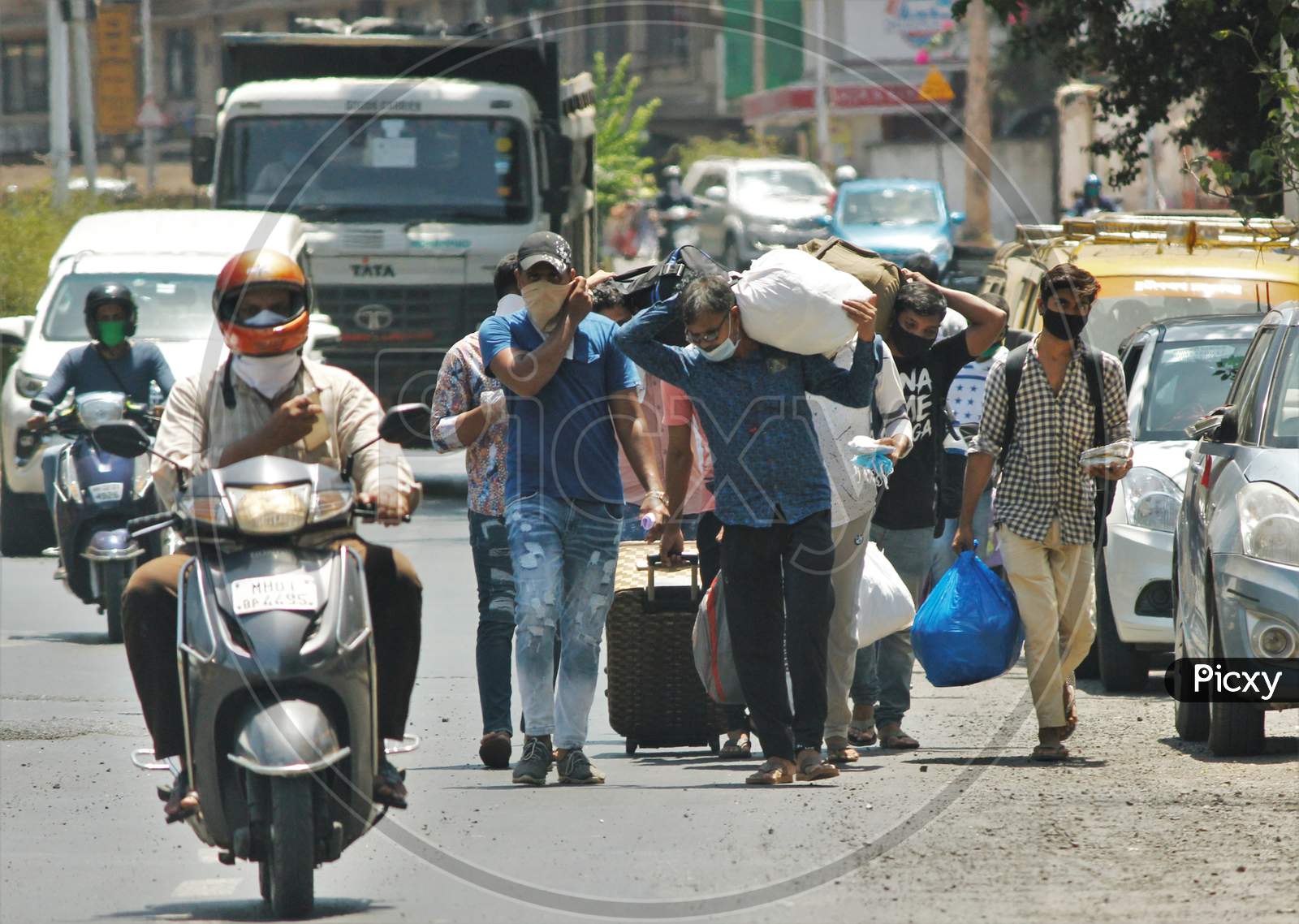 Migrants walk to their respective buses that will take them to their home state during an extended lockdown to slow the spreading of the coronavirus disease (COVID-19), in Mumbai, India, May 29, 2020.