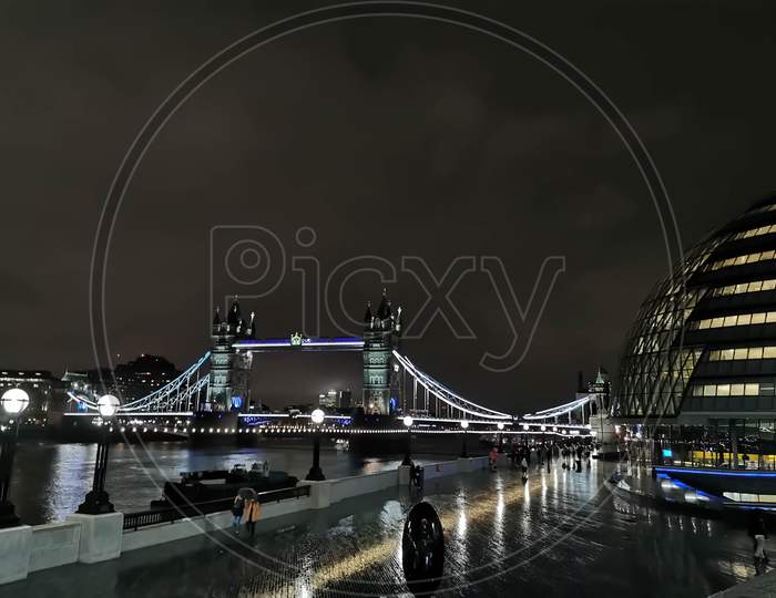 Tower bridge of London at night