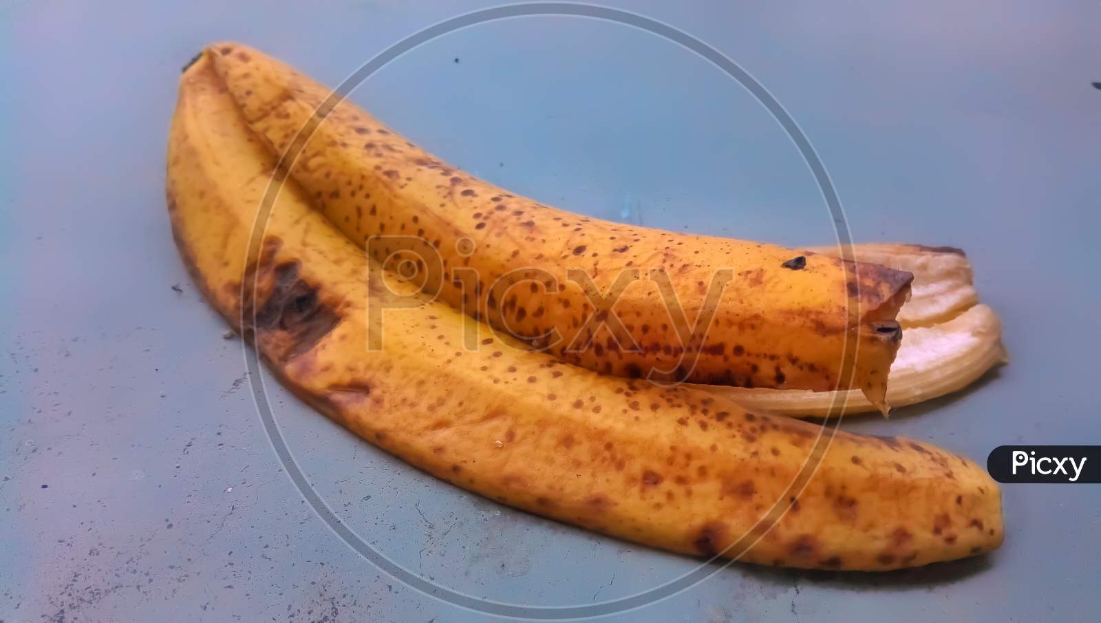 Banana peel picture yellow