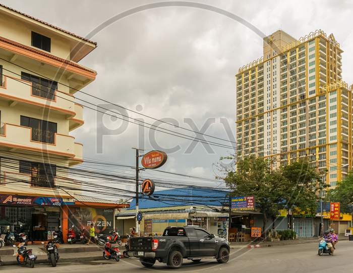 Pattaya,Thailand - April 17,2018: 3Rd Road It'S One Of The Main Roads Of The City And There Are Many Different Hotels Like Villa Mama And The Lk President.