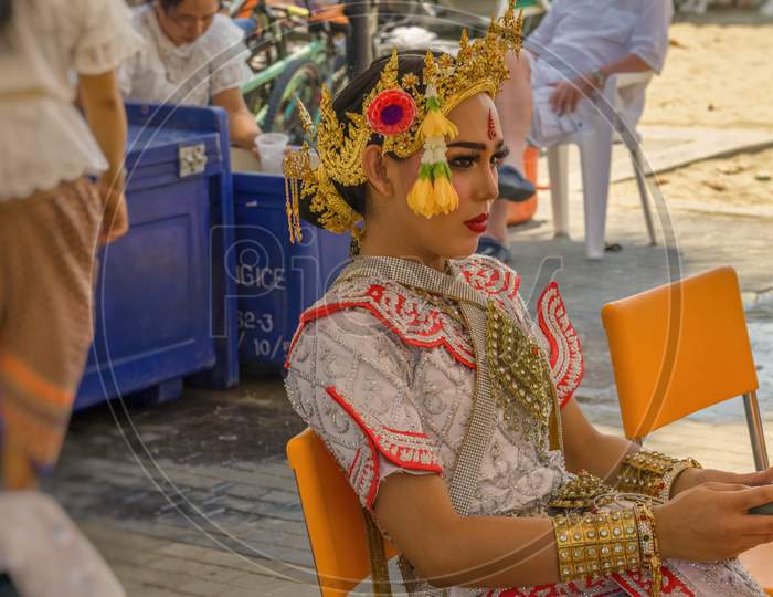 Pattaya,Thailand - April 13,2019:Beachroad A Young,Beautiful Thai Woman In A Traditional,Colorful Costume Was Preparing Herself For The Songkran Parade.