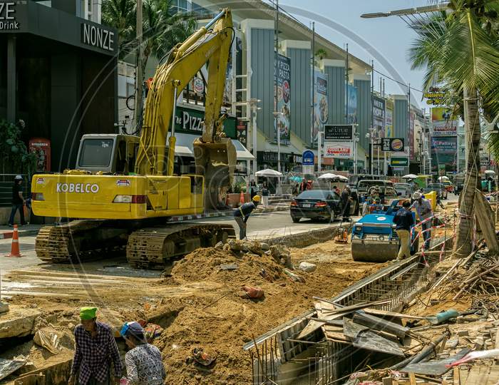 Pattaya,Thailand - October 24,2019:Beachroad This Is A Part Of The Construction Site,Where Thai Workers Modernized The Canalization.