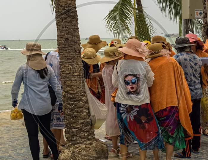 Pattaya,Thailand - April 16,2018: The Beach Tourists,Especially Groups From China, Relax And Swim There And Rent Boats For Trips.Some Thai People Sell Souvenirs,Food And Drinks To Them.