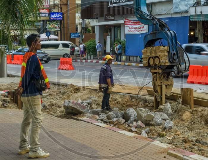 Pattaya,Thailand - October 16,2019:Beachroad This Is A Part Of The Construction Site,Where Thai Workers Modernized The Canalization.