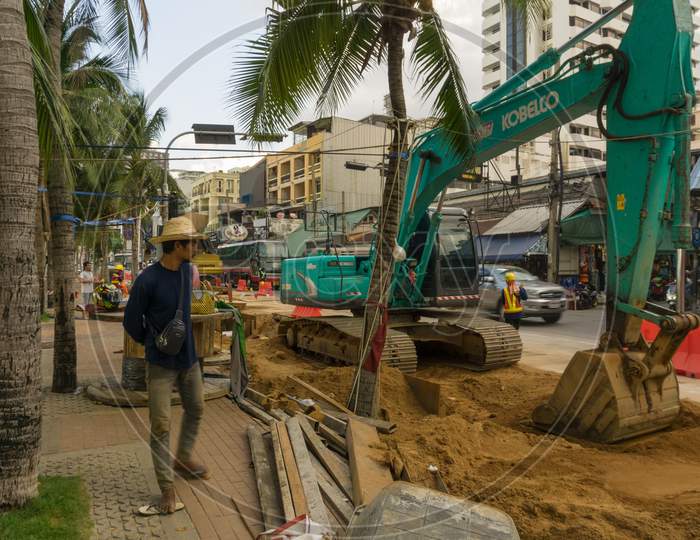 Pattaya,Thailand - October 16,2019:Beachroad This Is A Part Of The Construction Site,Where Thai Workers Modernized The Canalization.