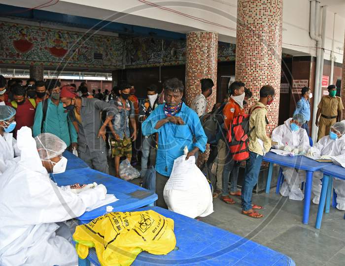 The migrant workers returning to home state (West Bengal) on the 'Shramik Special' Train from other states are undergoing health screening for Novel Coronavirus (COVID-19) testing.