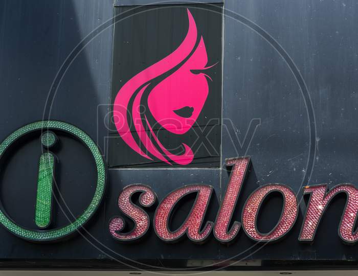 Pattaya,Thailand - October 15,2018: Walking Street This Beauty Salon Belongs To The Same Owner Who Already Does Business With A Club Called Ibar.