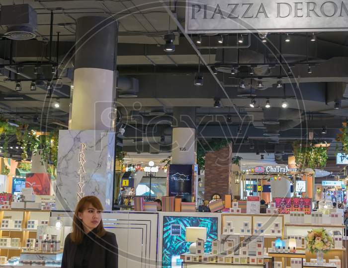 Pattaya,Thailand - October 19,2018:Terminal 21 Piazza Deroma Is Spezialised In Selling Cosmetics And So There Are Many Small Shops.The Big,Modern Mall Is In Second Road.
