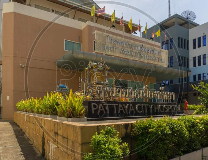 Pattaya,Thailand - October  18,2018: Soi Buakhaow This Is The City Hospital.It Is New Renovated And Has A Buddha Shrine In Front Of The Building.