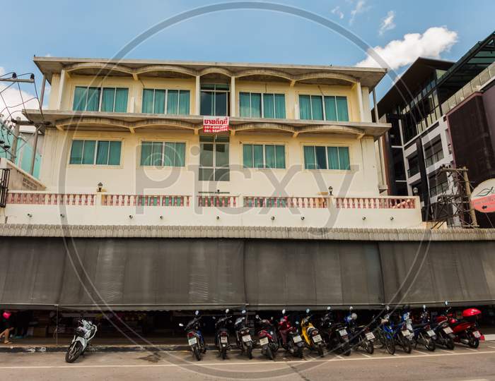 Pattaya,Thailand - April 29,2019:Beachroad This Is An Empty,Old Hotel,Which Was For Sale.On The Bottom Is A Small Market.