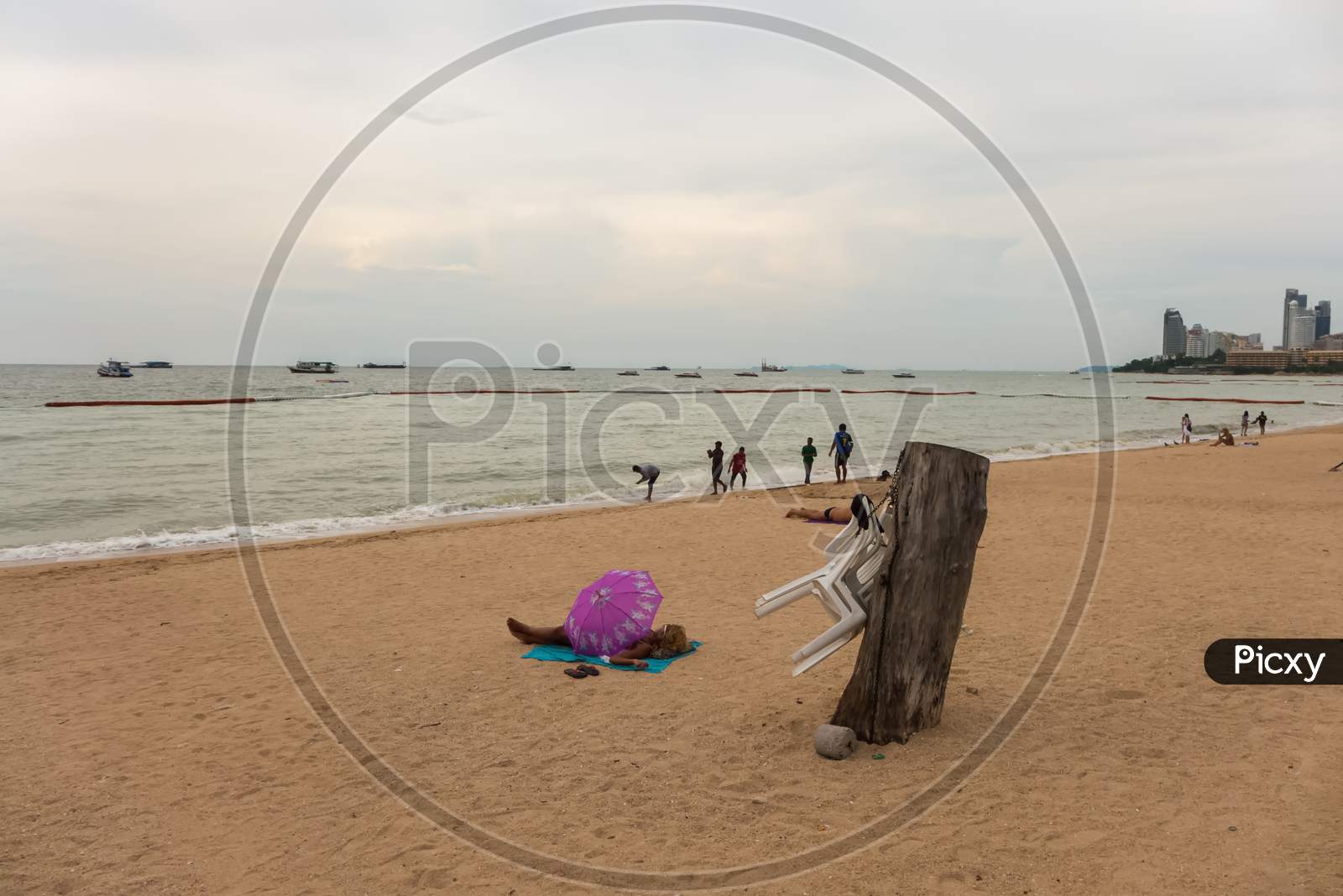 Pattaya,Thailand - October 09,2016: The Beach This Is In The Direction To Naklua On Low Season.Usually The Beach Is A Meeting Point For Starting Boat Trips To Islands Like Koh Larn And Koh Sak.
