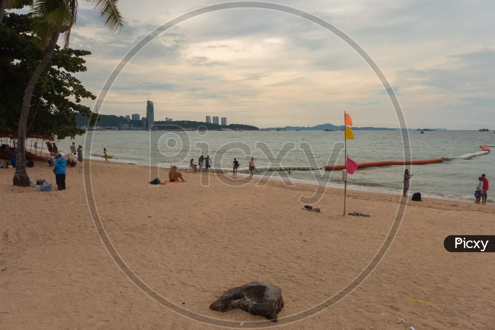 Pattaya,Thailand - October 09,2016: The Beach On A Late Afternoon.It'S A Meeting Point For Starting Boat Trips To Islands Like Koh Larn And Koh Sak.