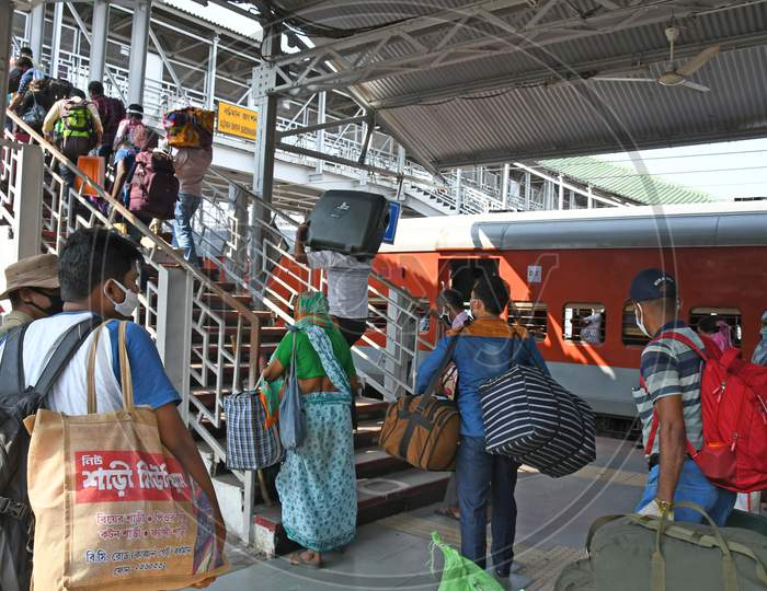 People stranded in other states due to lockdown in the emergence of Novel Coronavirus (COVID-19) returned to Purba Bardhaman district by Poorva Express (Howrah-New Delhi Covid-19 Special) train.