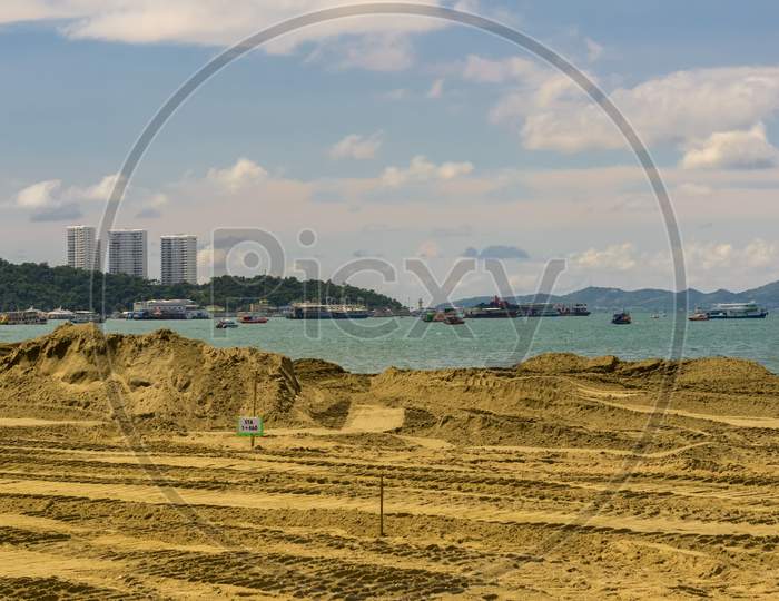 Pattaya,Thailand - October 23,2018:The Beach On This Area Thai Workers Enlarged The Beach With Many Supplies Of Sand.