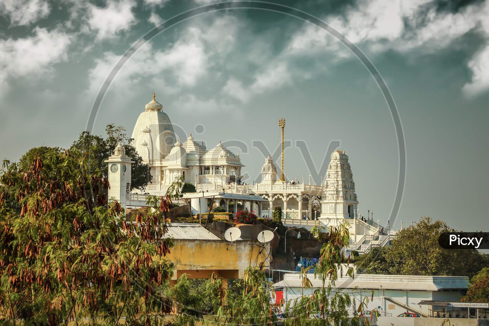 Birla Mandir, Hyderabad, Telangana. This White Marble Temple Of Lord Venkateshwara Floats On The City Skyline, On Kala Pahad. The Idol In The Temple Is A Replica Of The One At Tirumala Tirupati.