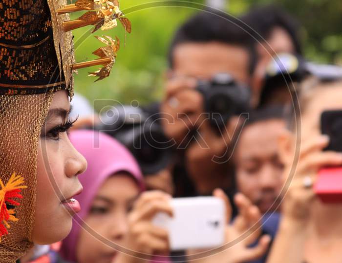 Traditional Minang Girl Dancer And Crowd Photos
