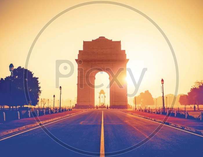 One Of The Main Attractions Of Delhi, India Gate Was Built As An Ode To The Fallen Indian Soldiers Of World War I. India Gate Is Dramatically Floodlit While The Fountains Nearby