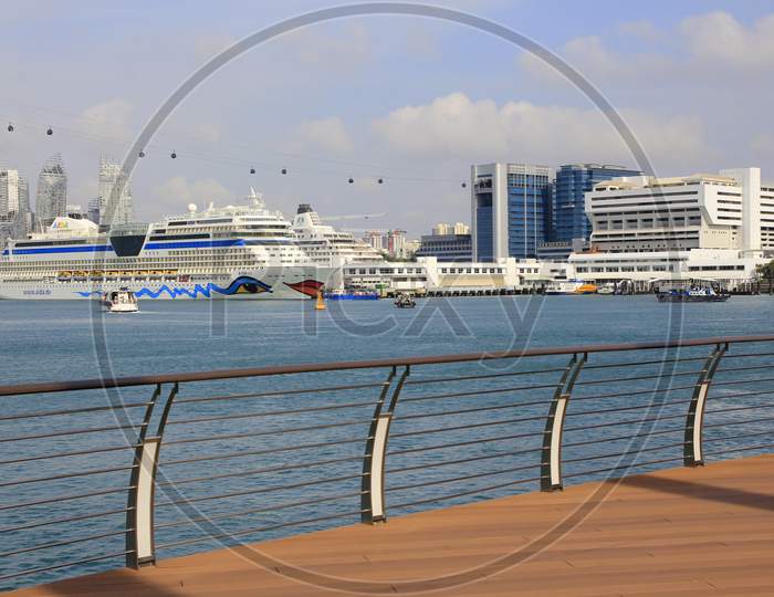 Cruise ships dock in the Sentosa Island region. Various tours offered by Singapore with a variety of attractive packages