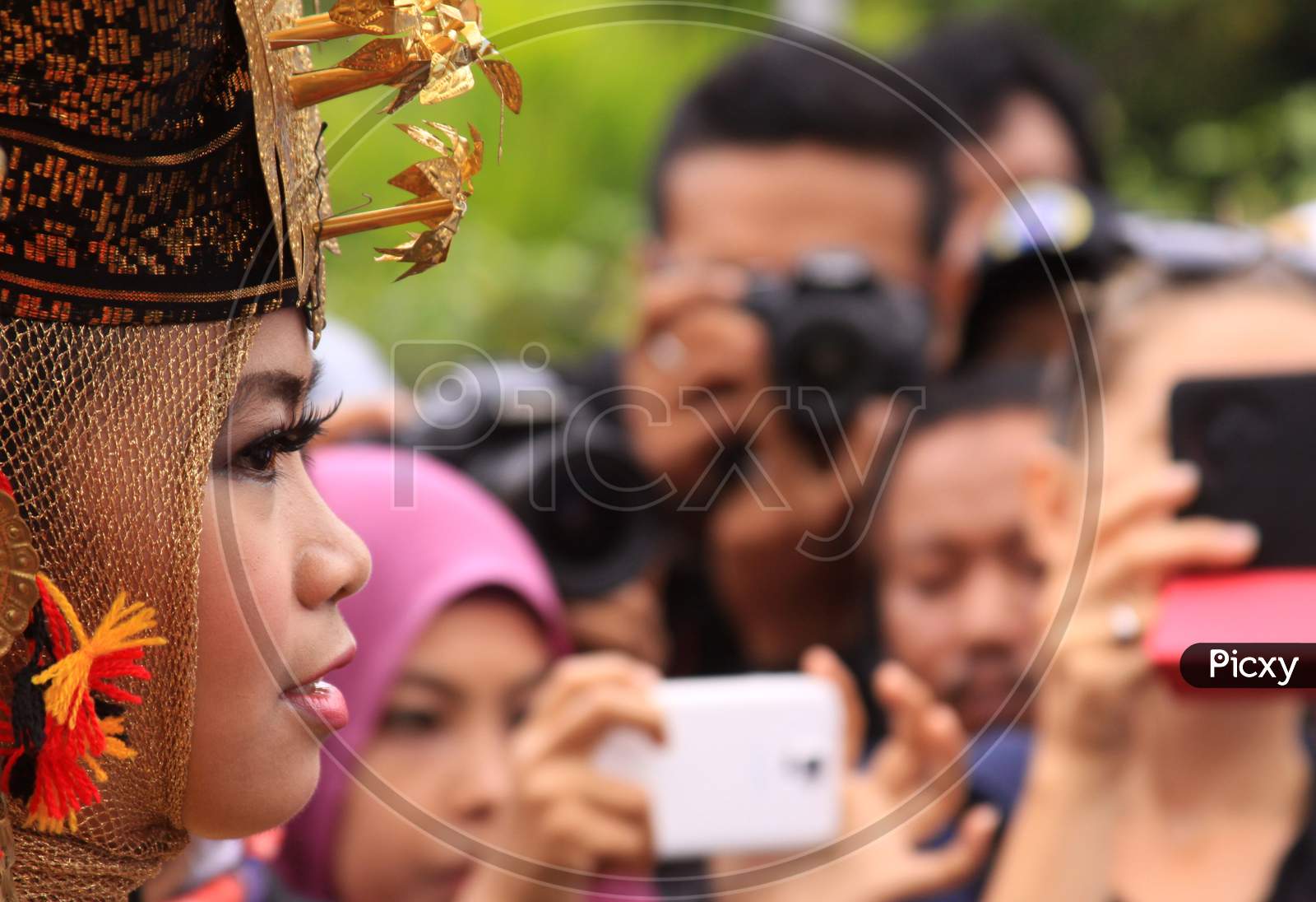 Traditional Minang Girl Dancer And Crowd Photos