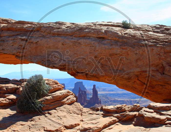 View Through Mesa Arch (Ut 01783)
