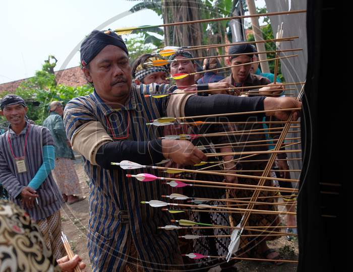 A man pulls his bow from a target in the traditional Javanese Jemparingan arrows