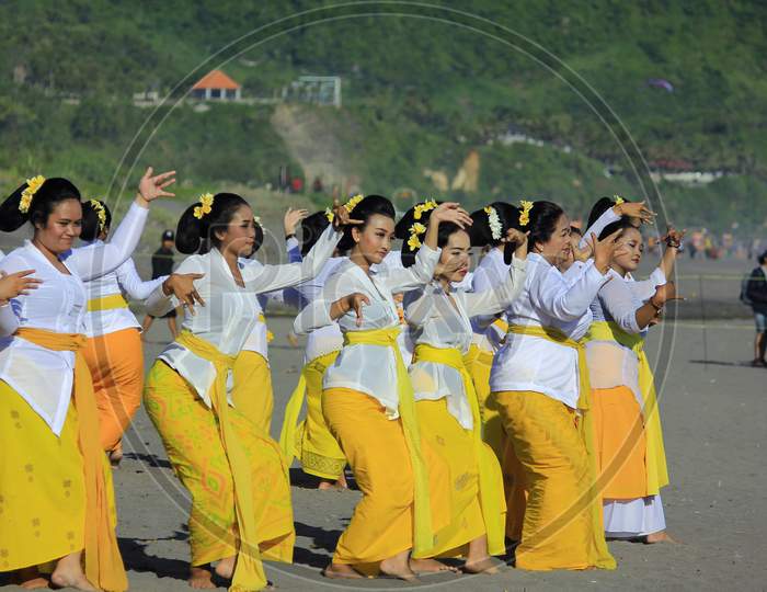 Hindus Rejang danced at the Melasti ceremony before Silent Day