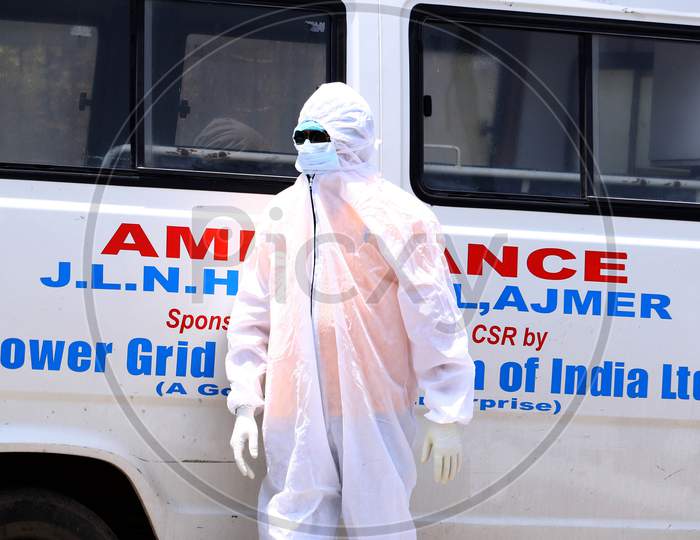 Health Workers Wear Personal Protective Equipment (Ppe) During Cremation Of a Woman Who Died Due To The Coronavirus Disease (Covid-19), At A Crematorium In Ajmer, Rajasthan, India On 08 June 2020.