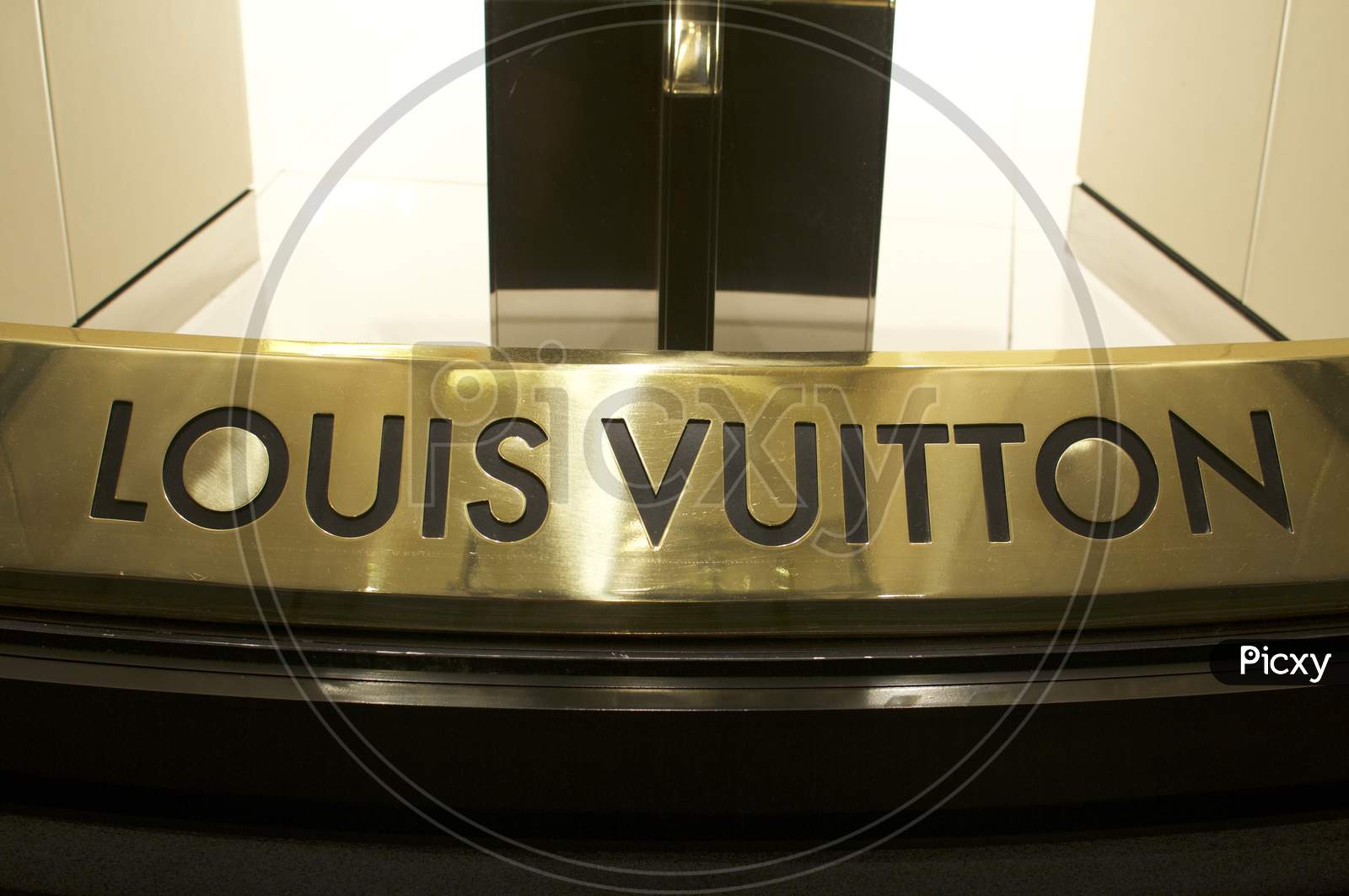 Image of Louis Vuitton Inscription On A Golden Metal Plate-NP745208-Picxy