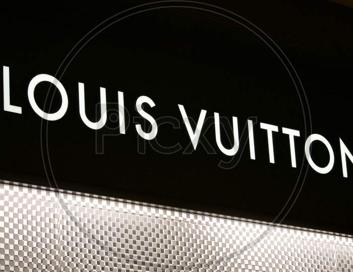 Image of Colorful Window Display Of Louis Vuitton Store In  Lugano-ZM364071-Picxy