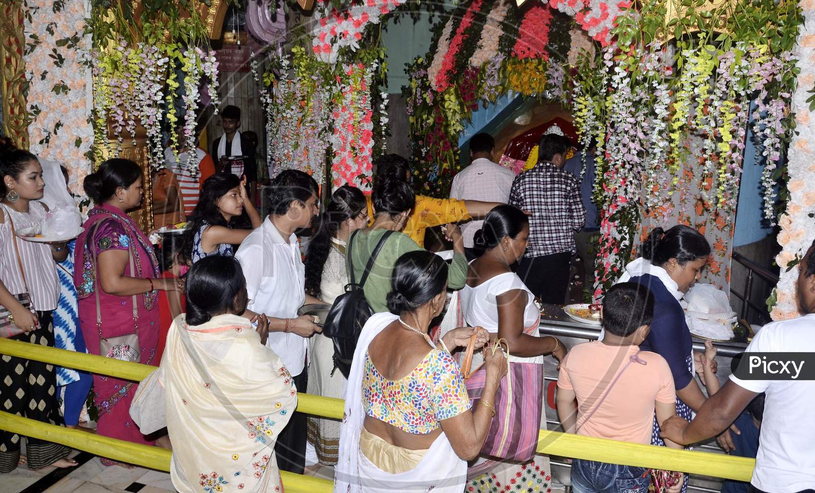 Devotees throng to offer prayers to Lord Ganesha