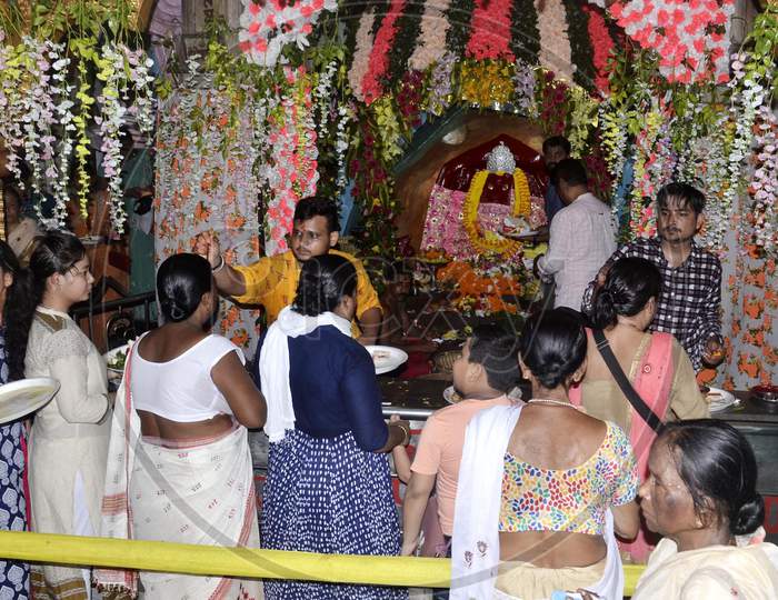 Devotees throng to offer prayers to Lord Ganesha