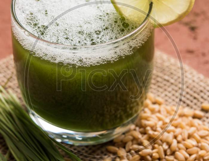 Wheat grass juice with lemon slice