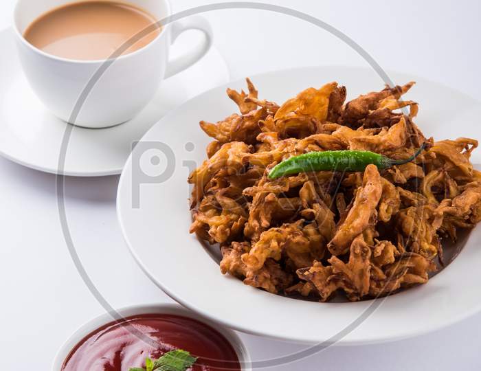 Pyaj Pakode OR Kanda bhaji Or Onion Bhajji