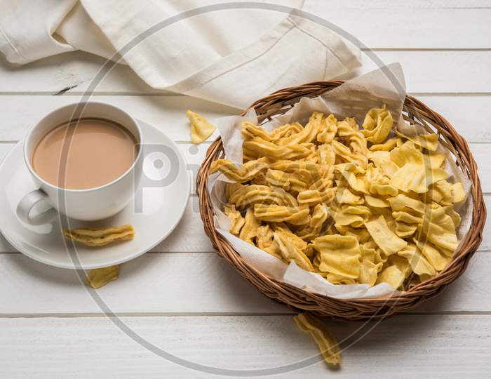 Ganthiya or Gathiya Papdi snack with tea