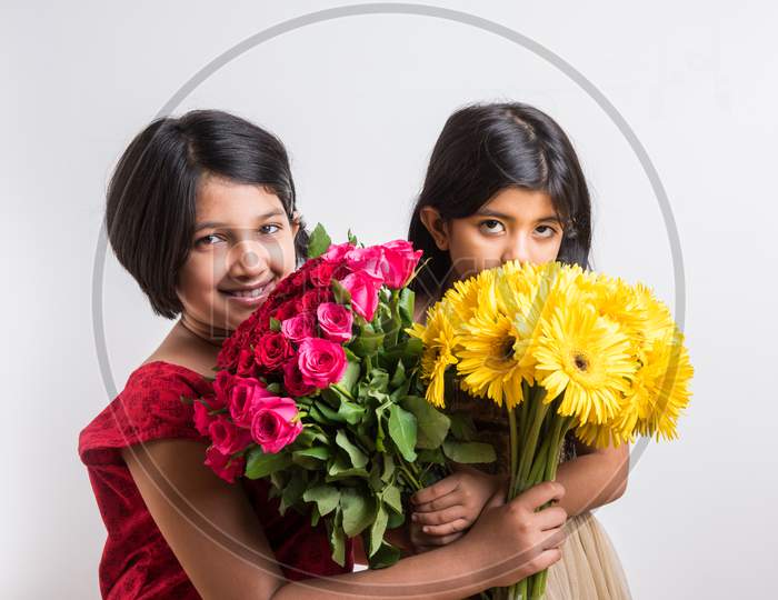 Small girls holding flower bouquet / bunch of flowers