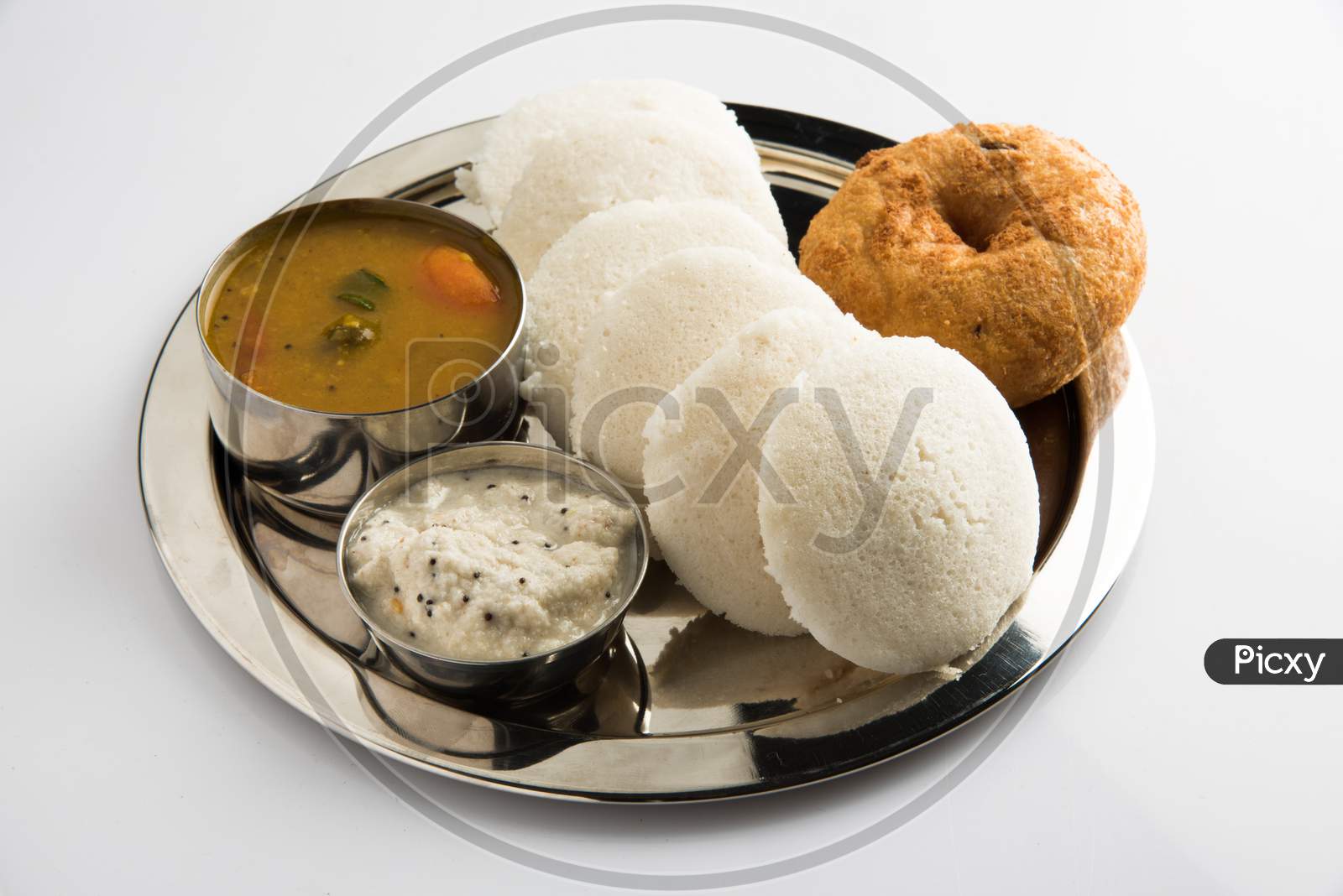 Image of idli, vada with chutney and sambar, south Indian  food-OU804622-Picxy