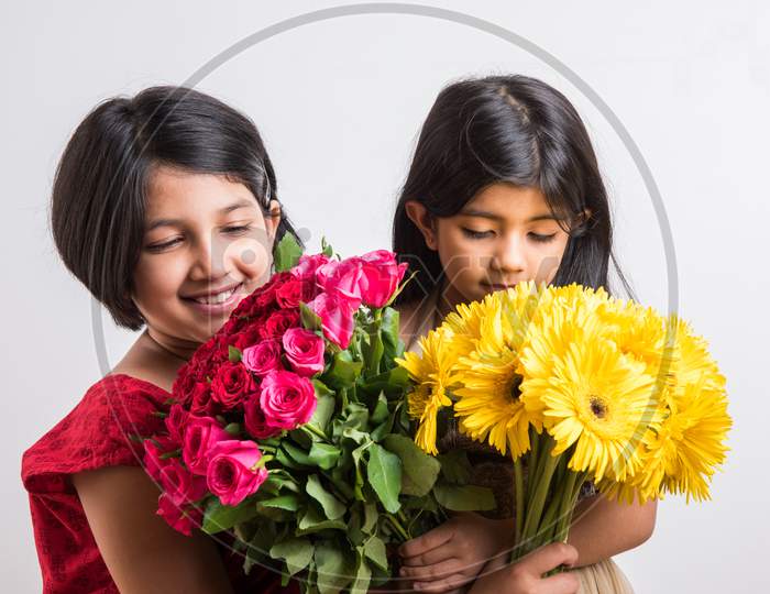Small girls holding flower bouquet / bunch of flowers