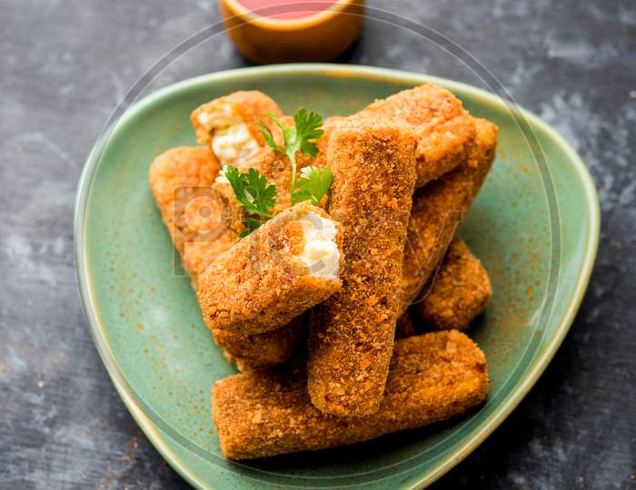 Kurkuri paneer fingers or pakora/pakoda snacks also known as Crispy Cottage Cheese Bars, served with tomato ketchup as a starter