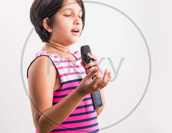 Little indian Girl singing in Mic