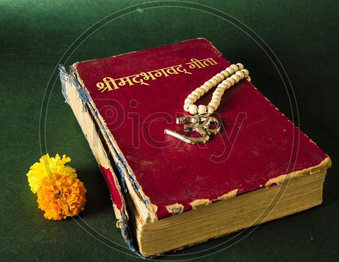 Indian ancient literature bhagwad Gita, ramayana and mahabharat book