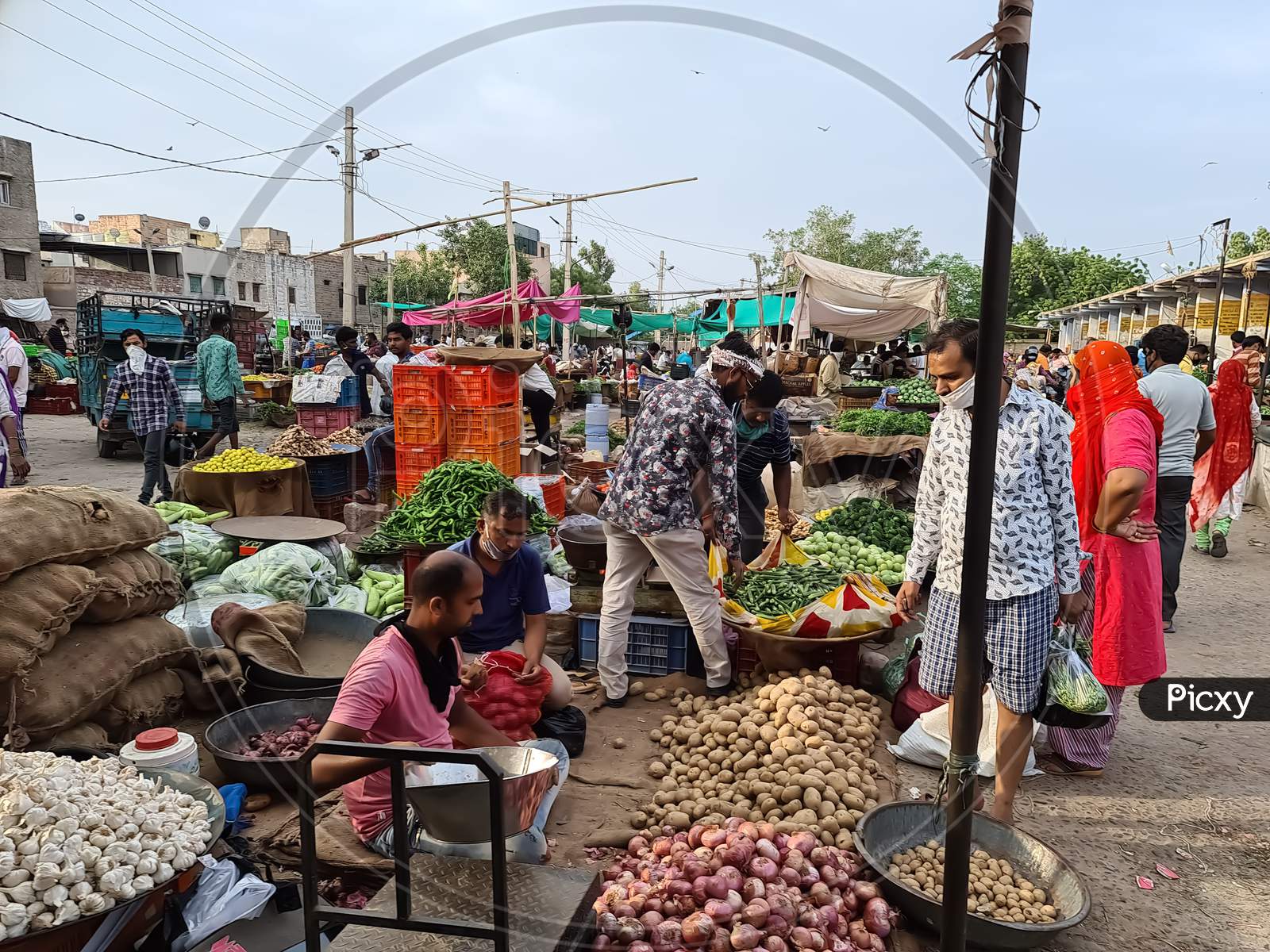 vegetable sellers and buyers wearing face mask