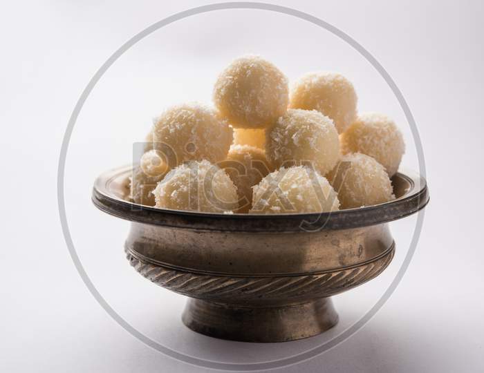 Coconut Sweet Laddoo OR Nariyal Laddus