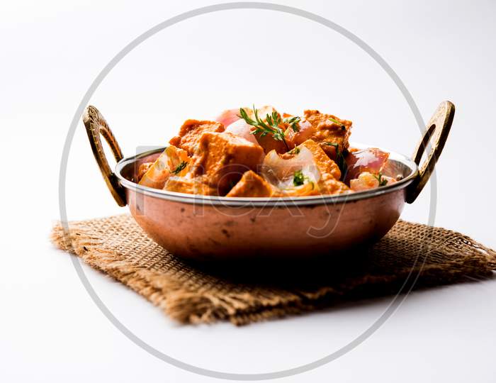 Paneer Do Pyaza  is a popular punjabi vegetarian recipe using cubes of cottage cheese  with lots of onion in a gravy