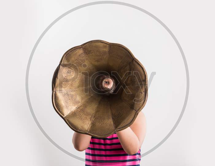 Image of small indian girls shouting / yelling in an vintage brass