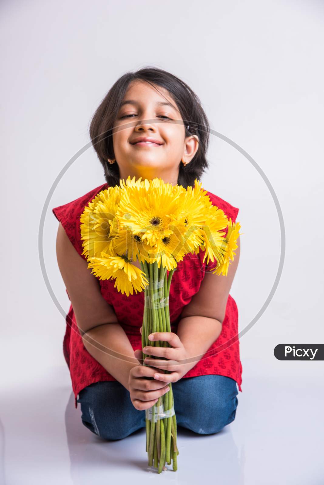 Small girl holding flower bouquet / bunch of flowers