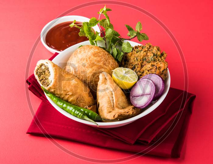 Coriander / Kothimbir vada, Samosa, Kachori, Daal Vada are favourite Indian tea time snacks. selective focus