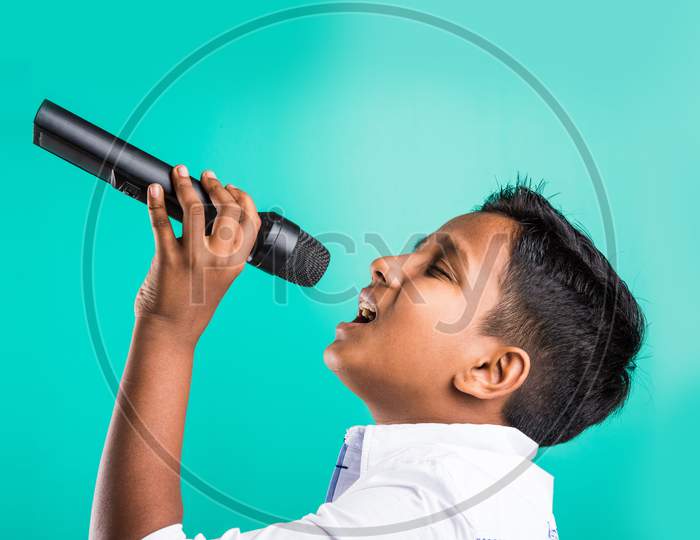 Little indian boy singing in Mic