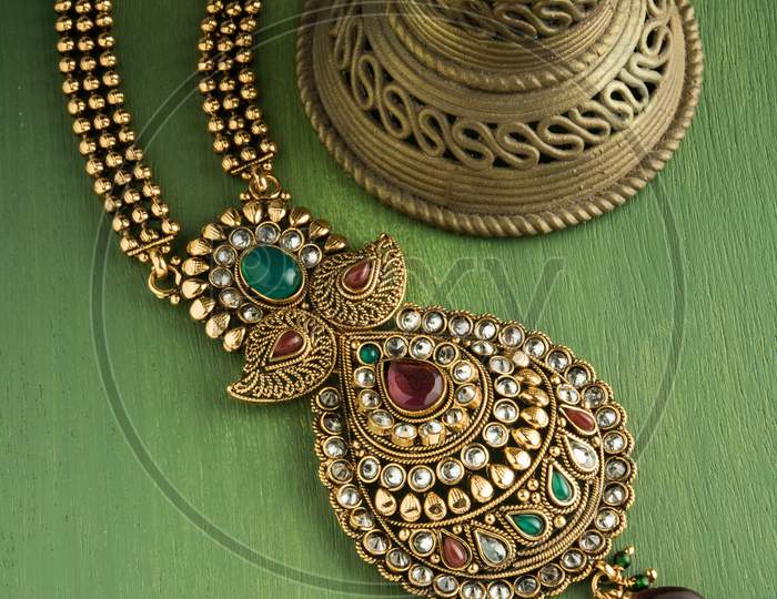 Gold necklace / ornament / haar