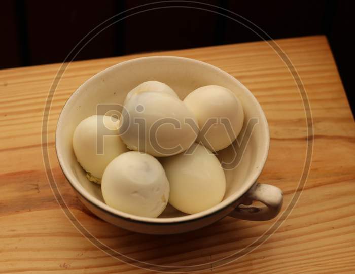 Boiled eggs in bowl